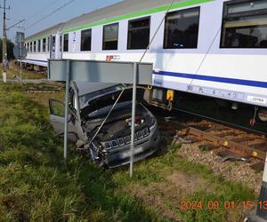 Kraksa pociągu z jeepem na niestrzeżonym przejeździe. Dwie osoby trafiły do szpitala