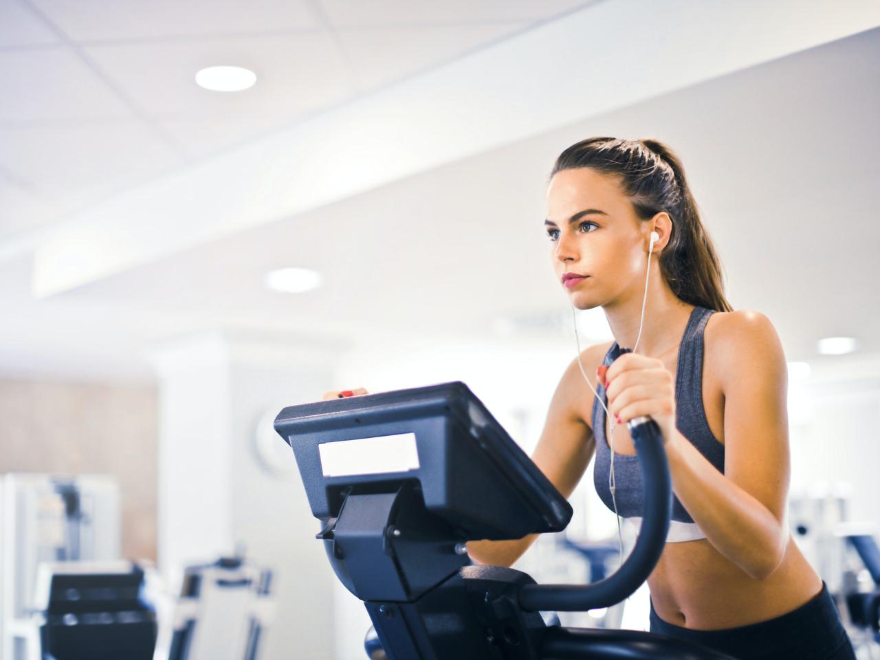 Zajęcia z WF-u na siłowniach i w klubach fitness? Padła taka propozycja. “Korzyści byłyby kolosalne”