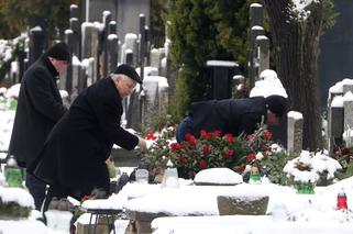 JAROSŁAW KACZYŃSKI NA GROBIE MATKI