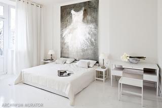 Minimalistyczna biała sypialnia