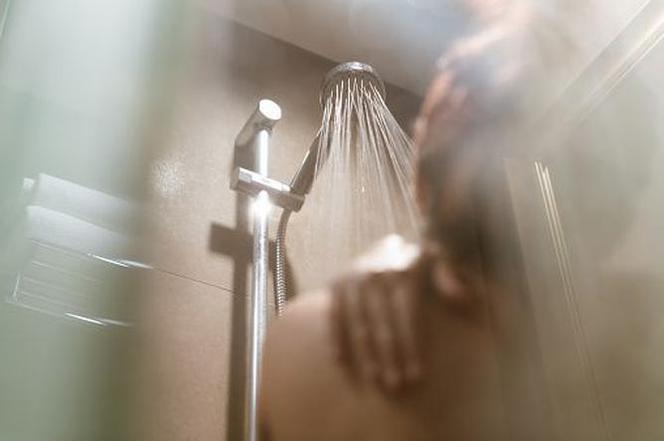 Przez korzystanie ze wspólnych urządzeń sanitarnych. 