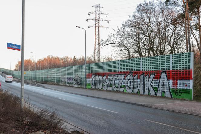 Nikt nie chce zmyć graffiti z wiaduktu. Urzędniczy ping pong na Choszczówce