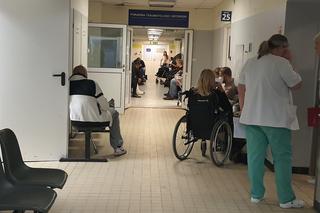 Dramat na SOR-ach w Warszawie. Tłum pacjentów ze złamaniami