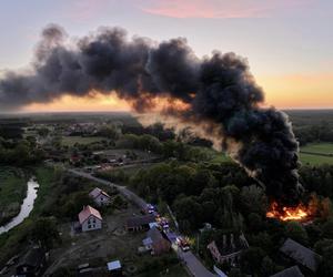 Kłęby czarnego dymu nad okolicą