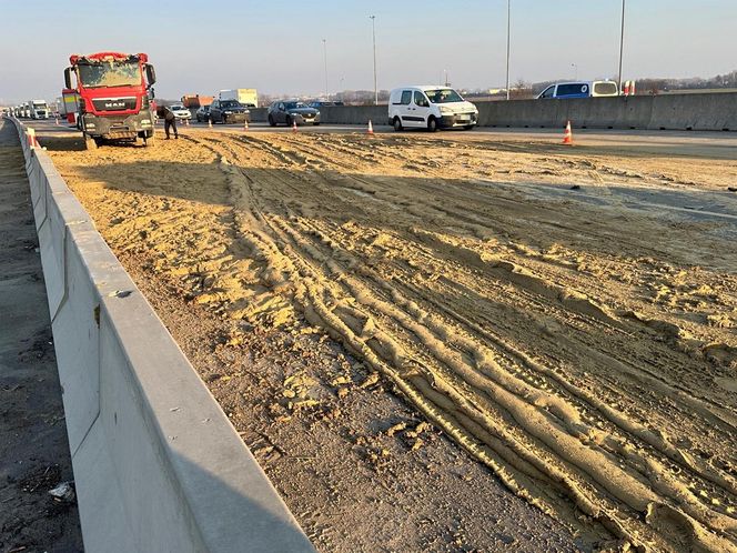 Potężny chaos na autostradzie A2. Na jezdnię i auta wysypały się tony piachu. Korek ma ponad 10 km