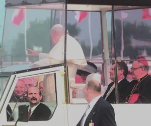 Pamiętacie, jak Kwaśniewski jechał z papieżem papamobile? Po latach wyszło na jaw, kto zaprosił polityka do auta