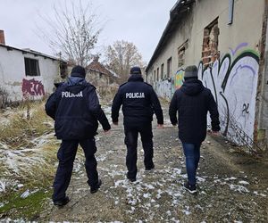 Policjanci z Leszna sprawdzali miejsca, gdzie koczują bezdomni 