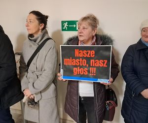 Zebrali prawie dwa tysiące podpisów. Protest przed sesją Rady Miejskiej w Starachowicach