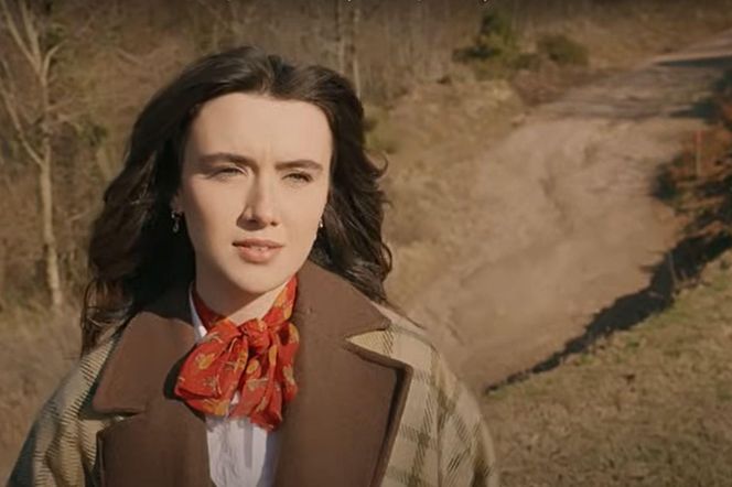 Nagle na ekranach pojawi się idąca w ich kierunku Zeynep 