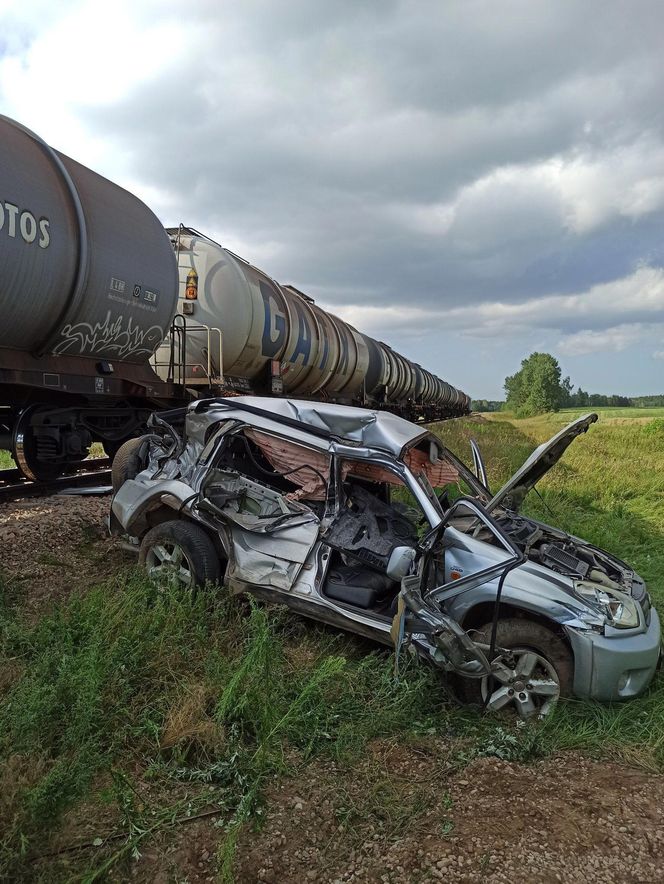 Wołyńce. Młody kierowca wjechał wprost pod nadjeżdżający pociąg towarowy