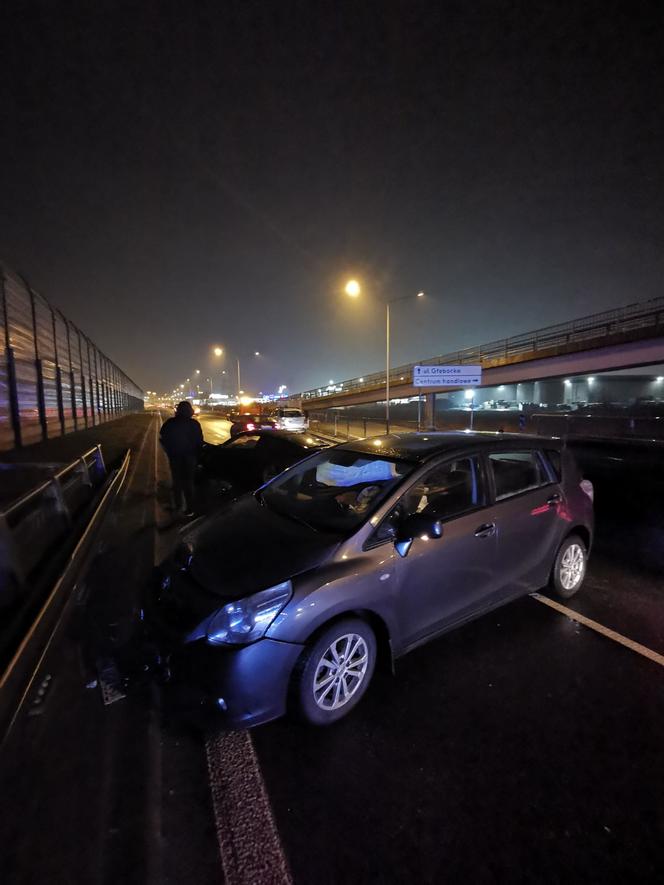 Wypadek na Trasie Toruńskiej. Porsche 911 rozbite