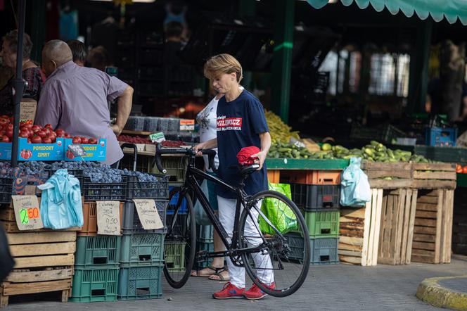 Jadwiga Emilewicz pojechała rowerem na bazarek