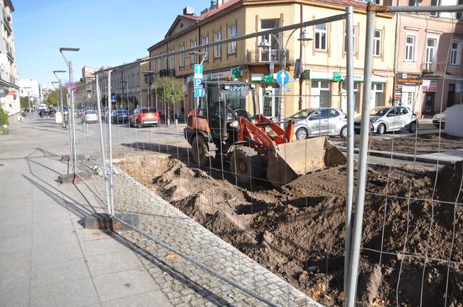 Trwa rewitalizacja Rynku w Kielcach. Ma być więcej zieleni. Zobacz postępy prac