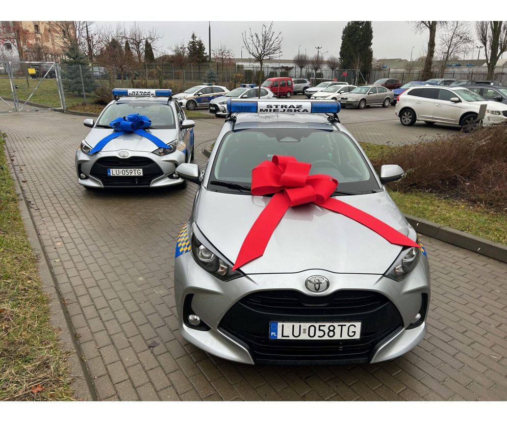 Flota Straży Miejskiej w Lublinie z nowymi pojazdami. Dwa samochody trafiły do służby