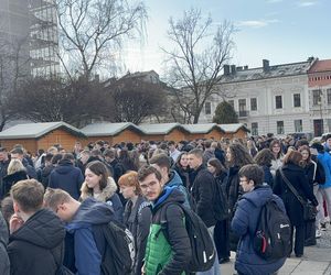 Maturzyści z Nowego Sącza zatańczyli poloneza na Rynku 