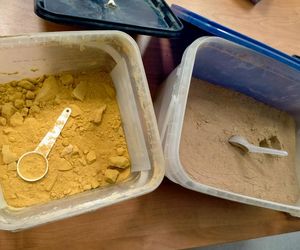 Szarlatan z Pruszkowa żerował na chorych i zdesperowanych. Leczył na wszystko, a leki robił w słoiku!