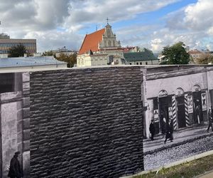 Blaszany płot z centrum miasta zmienił się w atrakcję turystyczną