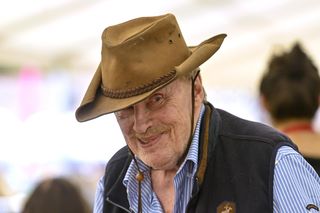 Prawdziwy kowboj o kulach też daje radę. Tak Olbrychski wraca do zdrowia po operacji 