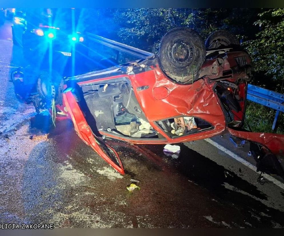 Seicento wpadło w poślizg na łuku drogi i dachowało. W środku 18-latek i pasażerka