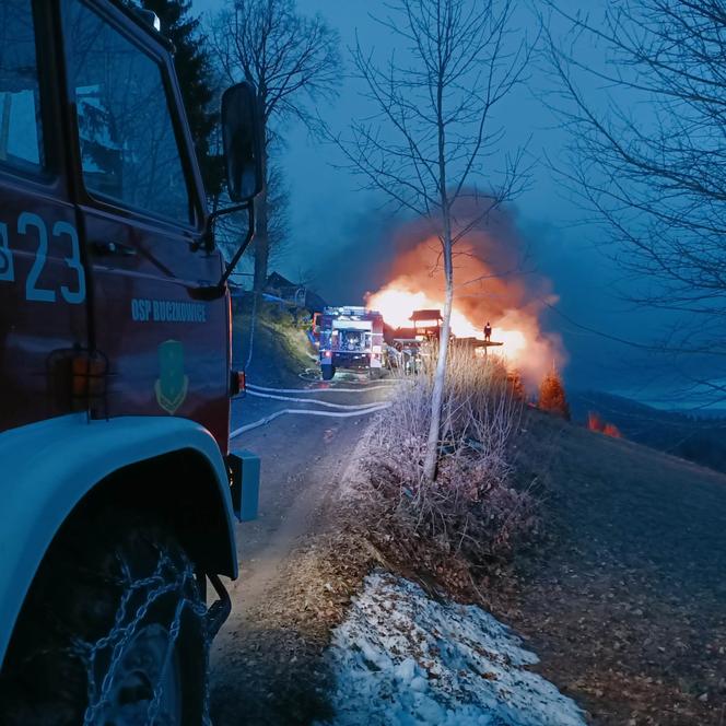 Pożar w Szczyrku. Doszczętnie spłonął drewniany budynek