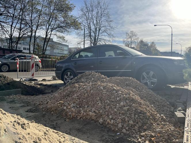 Historia niczym z Łodzi. Kolejny samochód zablokował przebudowę chodnika. Tym razem w Warszawie