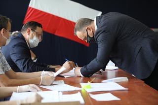 Wybory 2020 Andrzej Duda wraz z elegancką małżonką w komisji wyborczej oddali głosy