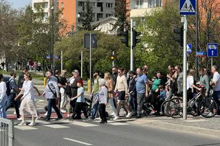 Tłumy na nowym moście pieszo-rowerowym. Kolizje z rowerzystami 