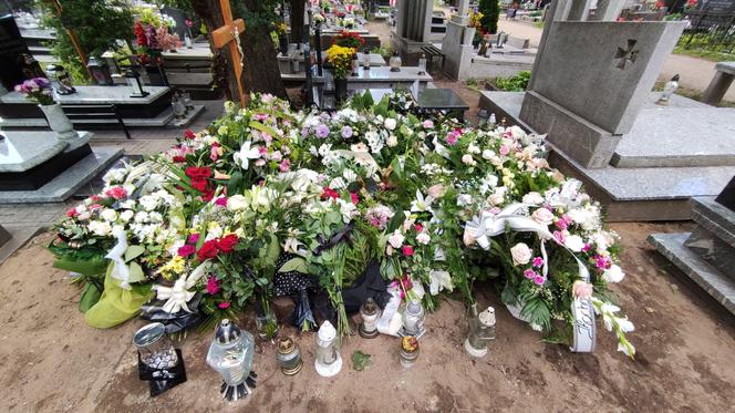 Grób nauczycielki, która odebrała sobie życie utonął w kwiatach