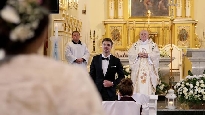 M jak miłość, odc. 1505. Marcin (Mikołaj Roznerski), ksiądz (Maciej Damięcki)