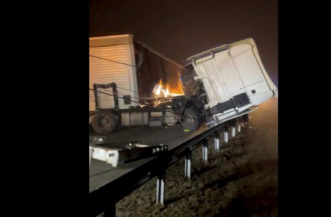 Dwie ciężarówki zderzyły się we mgle na autostradzie A1. Droga zablokowana