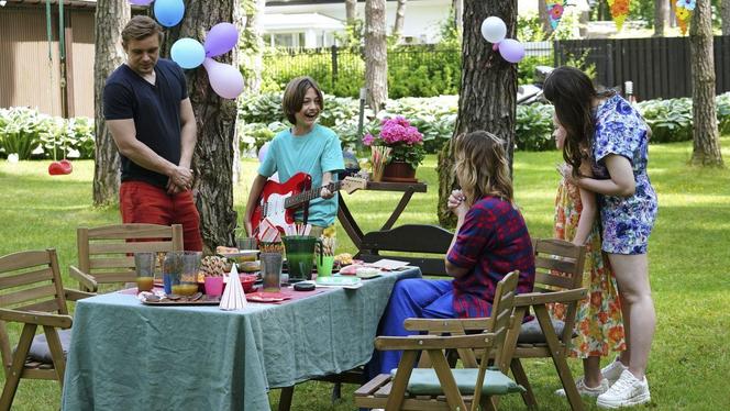 Barwy szczęścia odc. 2913: Hubert (Marek Molak), Asia Sokalska (Anna Gzyra – Augustynowicz), Agata (Natalia Zambrzycka), Marysia (Nina Szumowska), Emil (Artem Malashchuk)