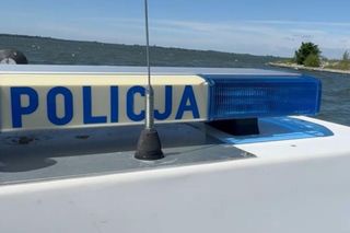 Żaglówka przewróciła się na Jeziorsku. Jednego mężczyznę wyłowili policyjni wodniacy, do drugiego nie mogli dopłynąć