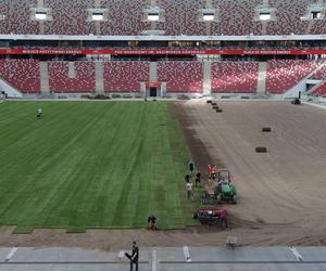 Rozkładanie murawy na Stadionie Narodowym