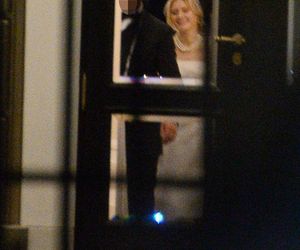 Porównaliśmy suknie ślubne córek prezydentów