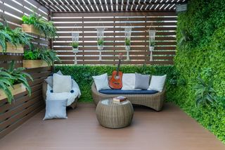 Balkon na parterze to wyzwanie. Może być i piękny, i bezpieczny! Jak go urządzić? Z głową. Stosuj te zasady