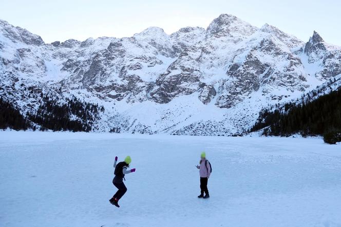 "Selekcja naturalna". Internauci bezlitośni dla ludzi, którzy wchodzą na  na Morskie Oko w czasie odwilży