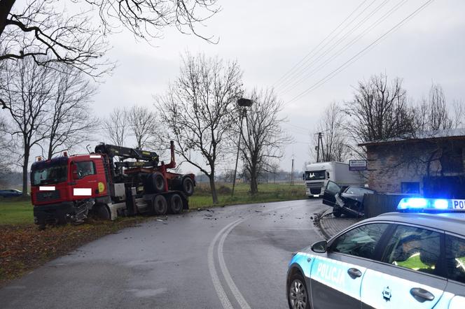 Siemkowice: Mercedes „nie wyrobił” na zakręcie i z impetem uderzył w ciężarówkę 