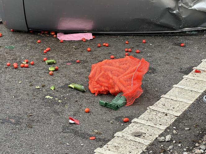 Horror w powiecie wołomińskim. Przerażający wypadek. Honda koziołkowała przez kilkadziesiąt metrów