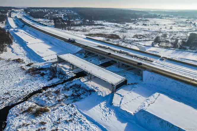 Autostrada A2 do Siedlec z lotu ptaka w ziomowej scenerii 