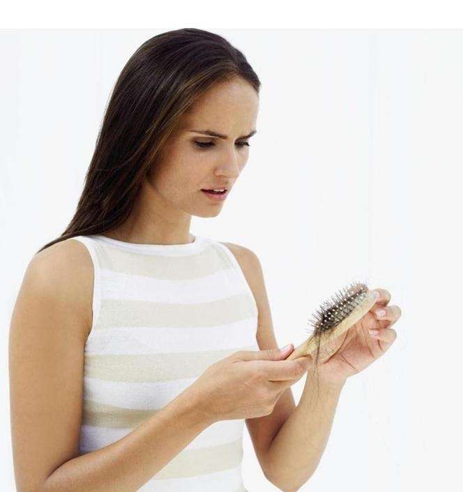 WYPADANIE WŁOSÓW jesienią. Sposoby na nadmierne wypadanie włosów