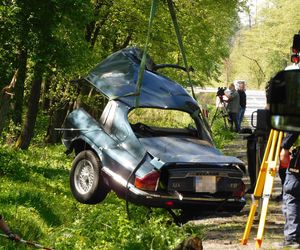 Tragiczny początek majówki na Mazowszu. Nie żyją dwie osoby. Jaguar uderzył w drzewo 