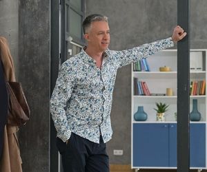 Pierwsza miłość: Artur i Berenika, gdy nikt nie patrzy, nie potrafią pohamować namiętności. Czy jednak faktycznie nikt nie patrzy?