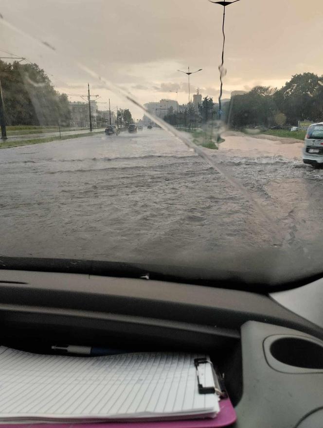  Łódź zalana po ulewie. Ulicami popłynęły strumienie wody [ZDJĘCIA]