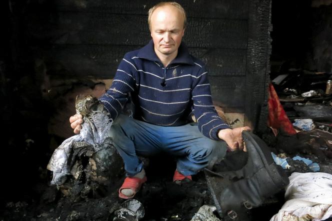 Marek Kierzkowski we wnętrzu swojego spalonego domu