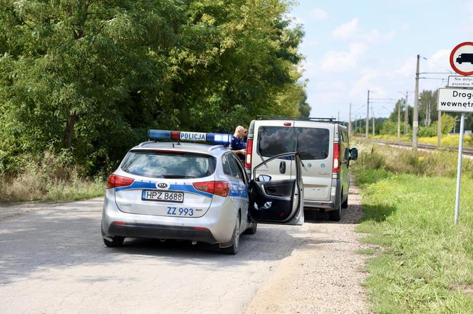 Kierowcy łamią przepisy, więc PKP chciało zamknąć rogatki w Ołtarzewie. Nie wyszło! 