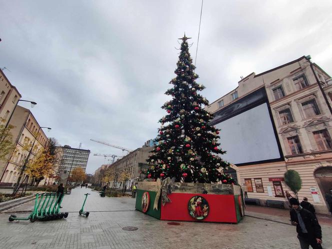 Łódź jest już gotowa na święta! Przy Piotrkowskiej stanęła wielka atrakcja [ZDJĘCIA]