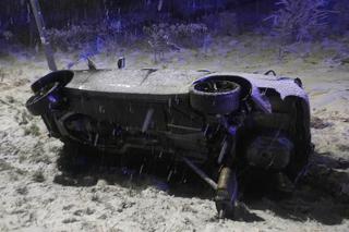 Przyszowice: Auto wyleciało z drogi. Dwie osoby trafiły do szpitala