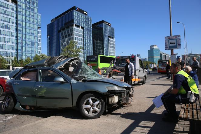 Wypadek w Alejach Jerozolimskich. Samochód uderzył w autobus. Kierowca osobówki nie żyje