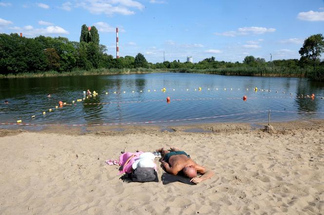 Kolejna fala upałów w stolicy. Mieszkańcy szukają ochłody, ale często robią to bezmyślnie