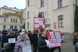 Bydgoszczanie walczą o podwyżki przed sądem. Pracownik sądowy - status głodowy!